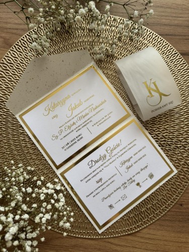 zaproszenie ślubne folderowe Aurora w rzucie z góry z widoczną opaską z kalki i złoceniem