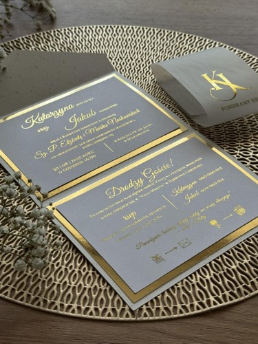 zaproszenie folderowe Aurora częściowo otwarte – struktura papieru i elegancki format