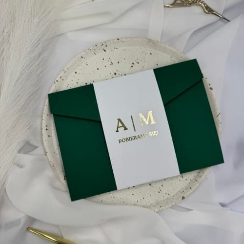 Ręcznie robione zaproszenia ślubne folderowe w butelkowej zieleni – widok z przodu