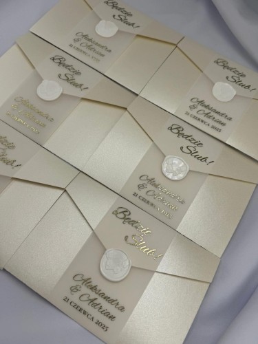 Papier perłowy w zaproszeniu folderowym Perłowym – detal faktury