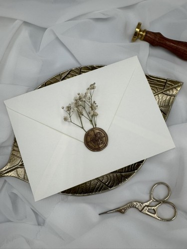 Detal zaproszenia ze złoceniem i pieczęcią lakową