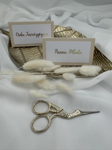 Personalizowana winietka ślubna – złoty napisz na stole