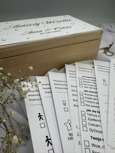 Kartki ankiet weselnych z drewnianym pudełkiem