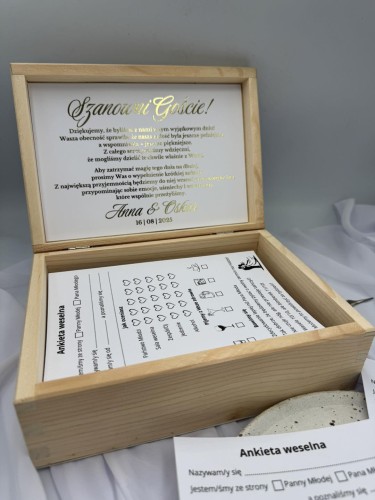 Pudełko drewniane na ankiety weselne widok w środku