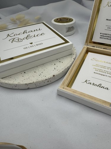 Komplet zaproszenia dla rodziców – drewniane pudełko z eleganckim wykończeniem i złoconym tekstem