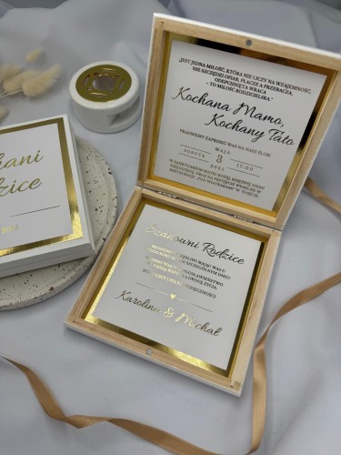 Wnętrze zaproszenia ślubnego w pudełku – biały papier z tekstem i złoceniami