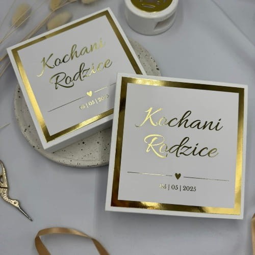 Drewniane zaproszenie ślubne dla rodziców z białym papierem i złotym lustrzanym frontem