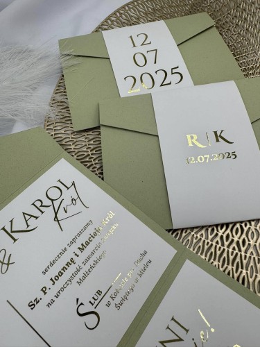 Zbliżenie na złocone litery – detale zaproszenia ślubnego KIWI