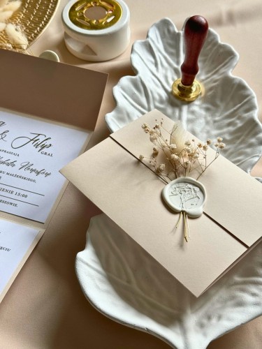 Zaproszenie ślubne folderowe beżowe z suszoną gipsówką – zamknięte