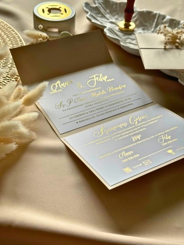 Beżowy folder zaproszenia ślubnego z gipsówką i kartą wewnętrzną