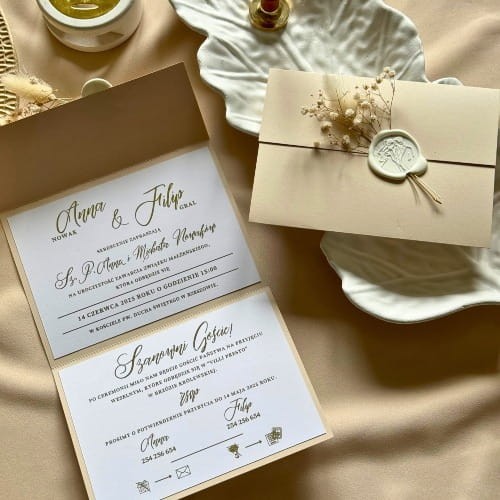 Kompletne zaproszenie ślubne folderowe beżowe z suszoną gipsówką i kopertą