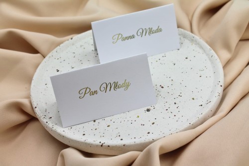 Personalizowana winietka ślubna – elegancka biała karta do stołu weselnego