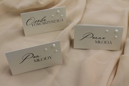 Eleganckie winietki ślubne perłowe z perełkami przy nakryciu