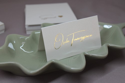 Otwarta winietka perłowa ze złotym imieniem