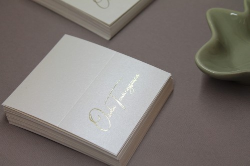 Zbliżenie na złocone imię na winietce