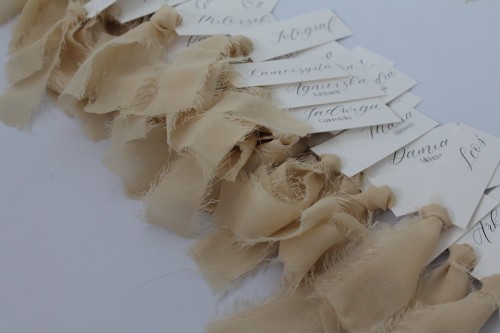 Otwarta winietka z wstążką – imię gościa na papierze premium