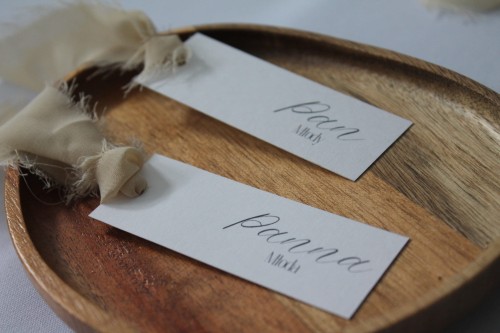 Zbliżenie na kokardę z szyfonu – detale winietki