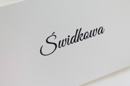 Zbliżenie winietki – elegancki biały papier i personalizacja