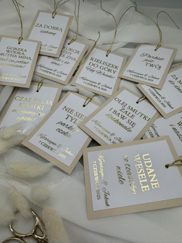 Personalizowana zawieszka na alkohol weselny – imię i data