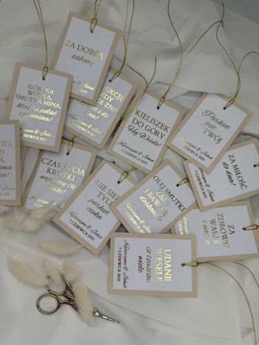 Eleganckie zawieszki na alkohol weselny – beżowe, personalizowane