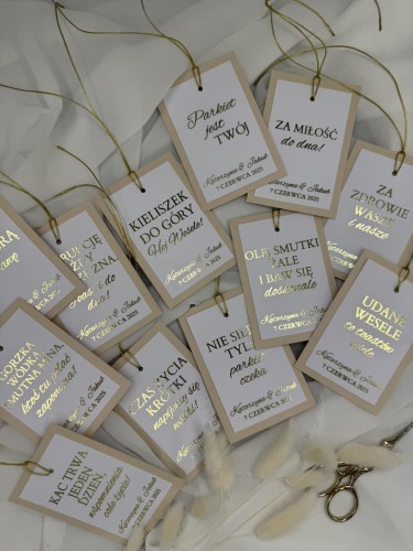 Subtelna zawieszka na butelkę – papier 240g i elegancki sznurek