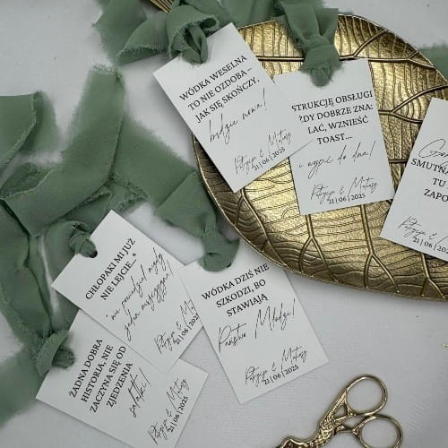 zawieszka na alkohol ślubny czarna napisy z imionami – Rękodzieła by Blonde