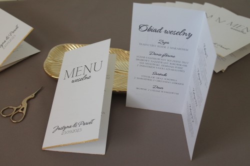 eleganckie menu weselne z płatkami złota