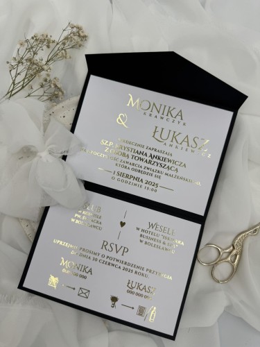 czarne zaproszenie w folderze z opaską