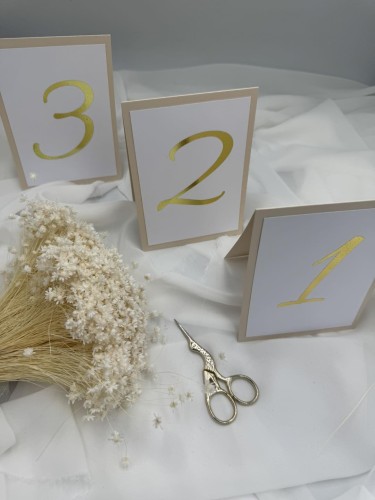 dekoracja stołu weselnego numer stołu A5 beżowo-złoty