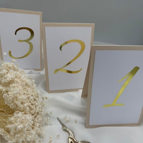 numery na stoły weselne A5 beżowe złote wolnostojące