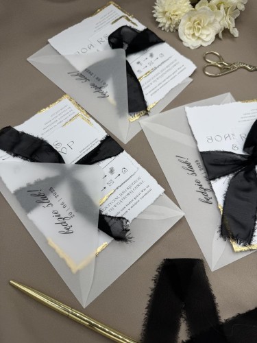 eleganckie zaproszenia ślubne z wstążką ręcznie wykonane