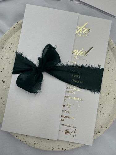 Szyfonowa wstążka w zaproszeniu ślubnym w stylu glamour – detal wykończenia