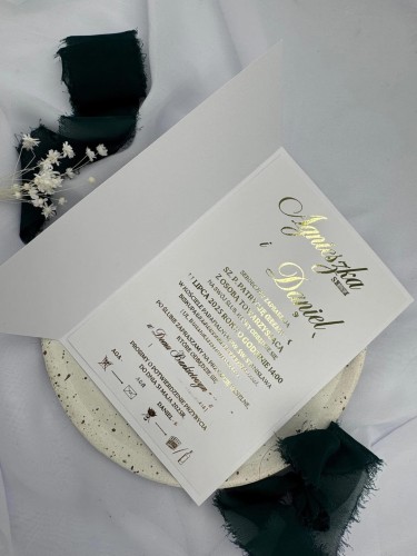 Wnętrze folderowego zaproszenia ślubnego ze złotym nadrukiem i personalizowanym tekstem