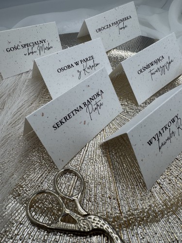 Zestaw eleganckich winietek ślubnych z personalizacją imion gości