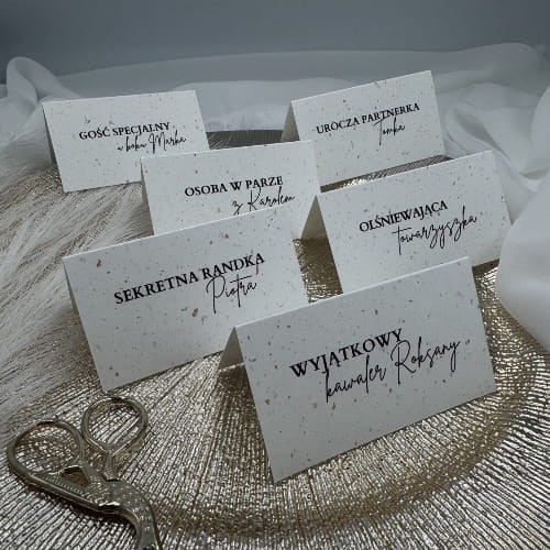 Winietka ślubna z personalizowanym imieniem gościa na eleganckim papierze