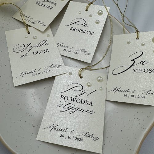 Zawieszki na alkohol weselny glamour z personalizacją, złoty sznurek i perły
