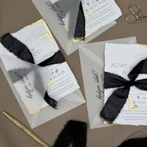 personalizowane zaproszenia ślubne B6 białe ze złotym zdobieniem i czarną wstążką