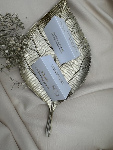 Dwustronna winietka ślubna stojąca przy nakryciu – elegancka biel i złote detale