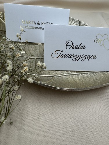 Detale złoconego imienia na składanej winietce ślubnej – biały papier premium