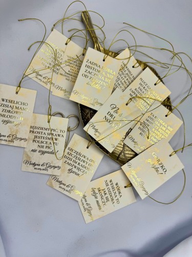 Zawieszka na alkohol ze wzorem marmuru i złotym cytatem – detal grafiki