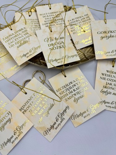 Personalizowany złoty cytat na zawieszce na alkohol weselny – elegancki druk