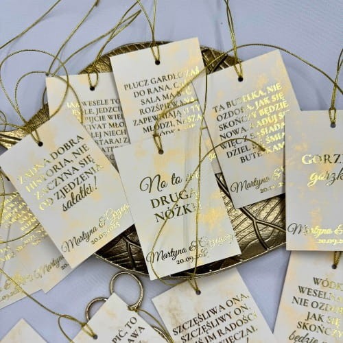 Zawieszka na alkohol ślubny marmurkowy papier z personalizowanym złotym cytatem