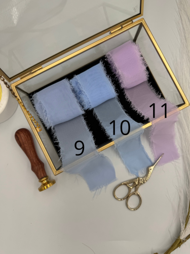 Eleganckie wstążki szyfonowe – dodatki do papeterii ślubnej i winietek na stół