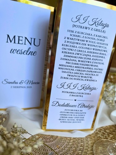 Widok jak stoi menu weselne trójkątne glamour