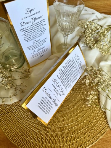 Rzut z góry na menu ślubne trójkątne personalizowane z złotą ramką