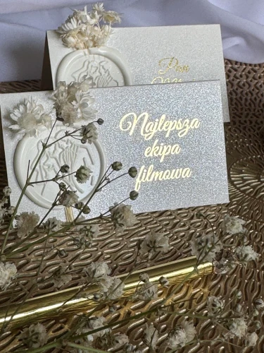 Ręcznie robiona winietka z woskowym stemplem – elegancki dodatek ślubny