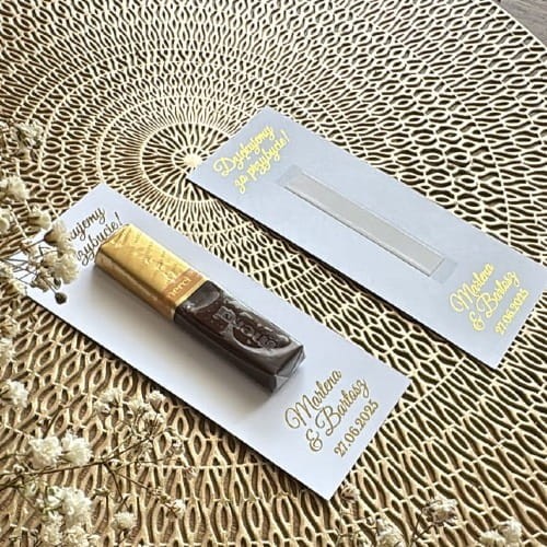 Personalizowana karteczka z tasiemką na Merci – podziękowanie dla gości weselnych