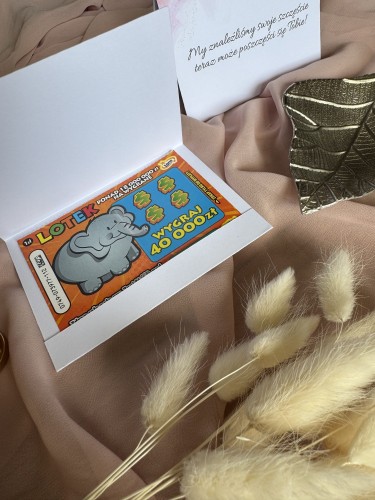 Widok na zdrapkę, w kieszonce w winietce ślubnej 2w1