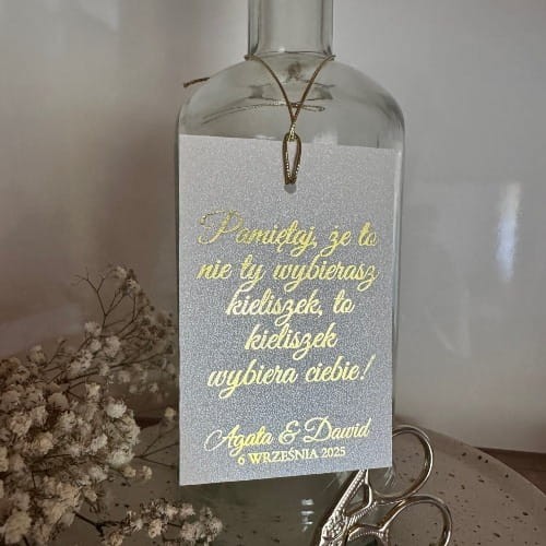 Zawieszki na alkohol weselny z papieru perłowego ze złotym sznureczkiem