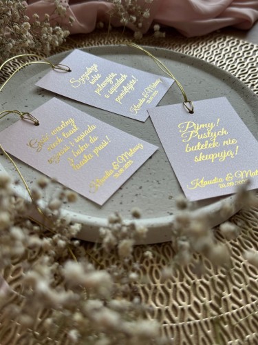 Zestaw personalizowanych zawieszek na alkohol weselny – imiona i data, papier różowy, złocony nadruk